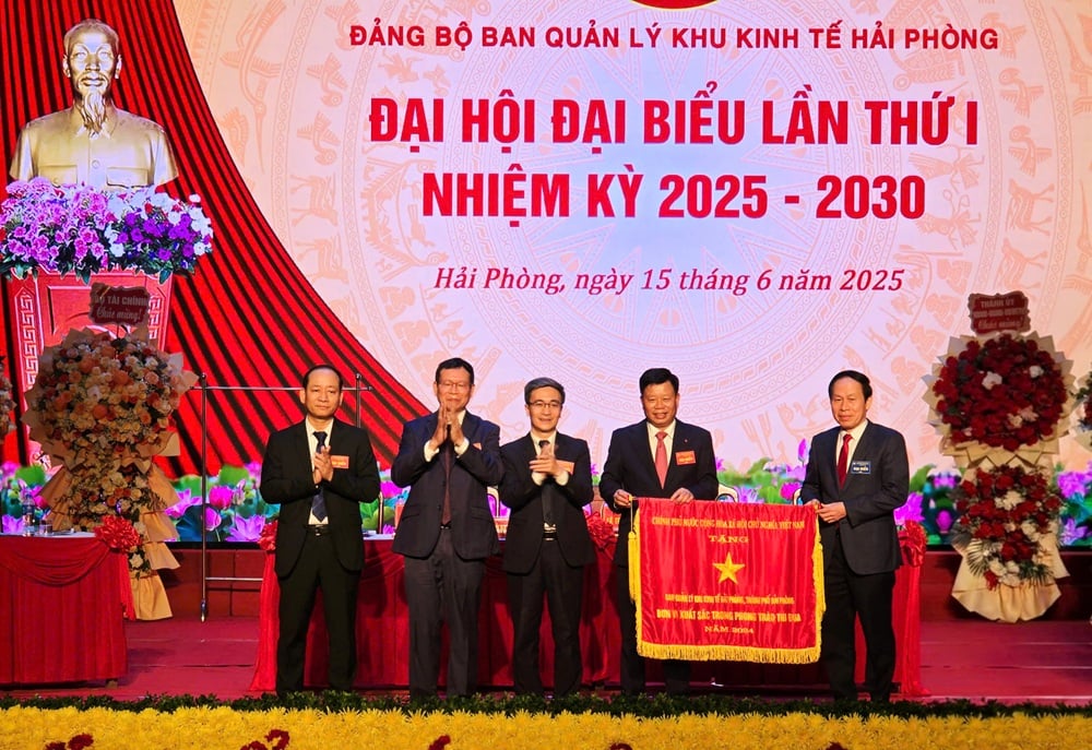 Le conseil d'administration de la zone économique de Hai Phong a eu l'honneur de recevoir le drapeau d'émulation des mains du Premier ministre.