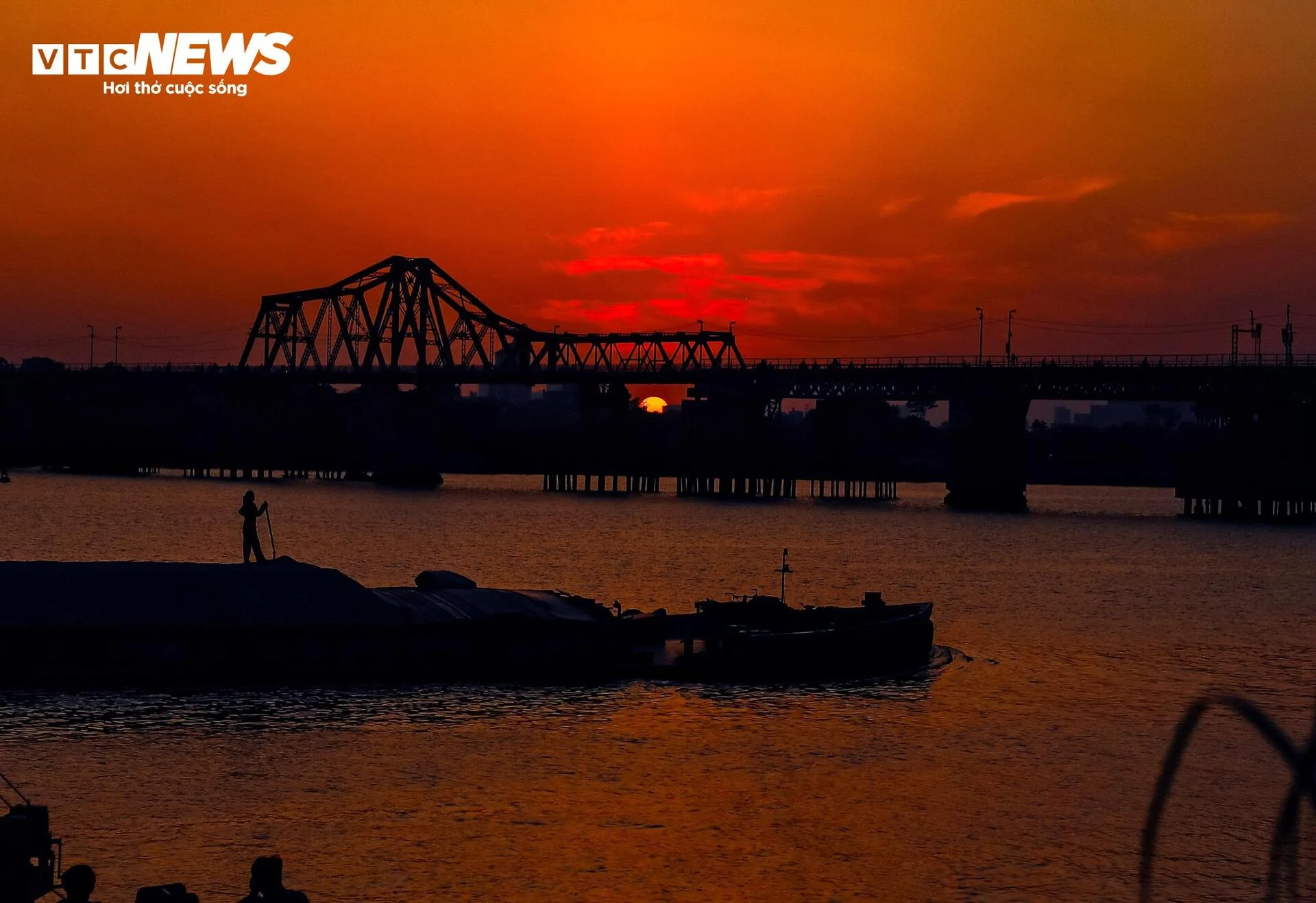 Watch the breathtakingly beautiful red sunset on the Red River