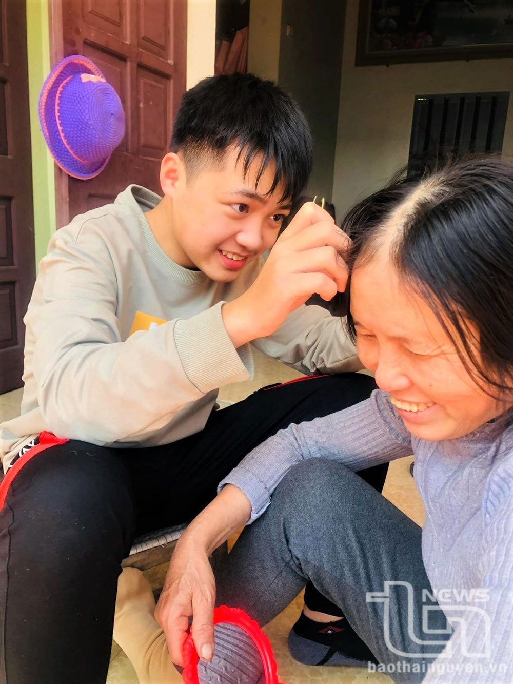 Hằng ngày, cháu Nguyễn Anh Tú, phường Phố Cò (TP. Sông Công) luôn quan tâm chăm sóc sức khỏe cho bà nội.