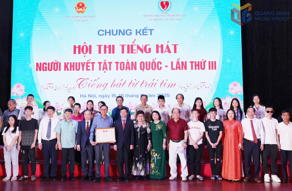 Leaders of the Central Propaganda and Mass Mobilization Commission and the Vietnam Association for the Support of Disabled People and Orphans awarded the second prize to the Quang Ninh Province Disabled People's Art Troupe.