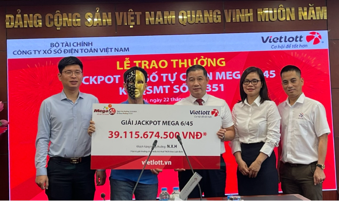 Vietlott nói gì khi cụ ông U80 nhận giải Jackpot 39 tỉ đồng nhìn như người trẻ?- Ảnh 1.