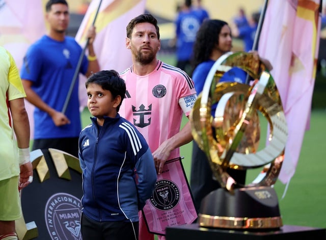 Vệ sĩ riêng bất ngờ xuất hiện, Messi ngó lơ fan cuồng Ronaldo tại Club World Cup - Ảnh 2.