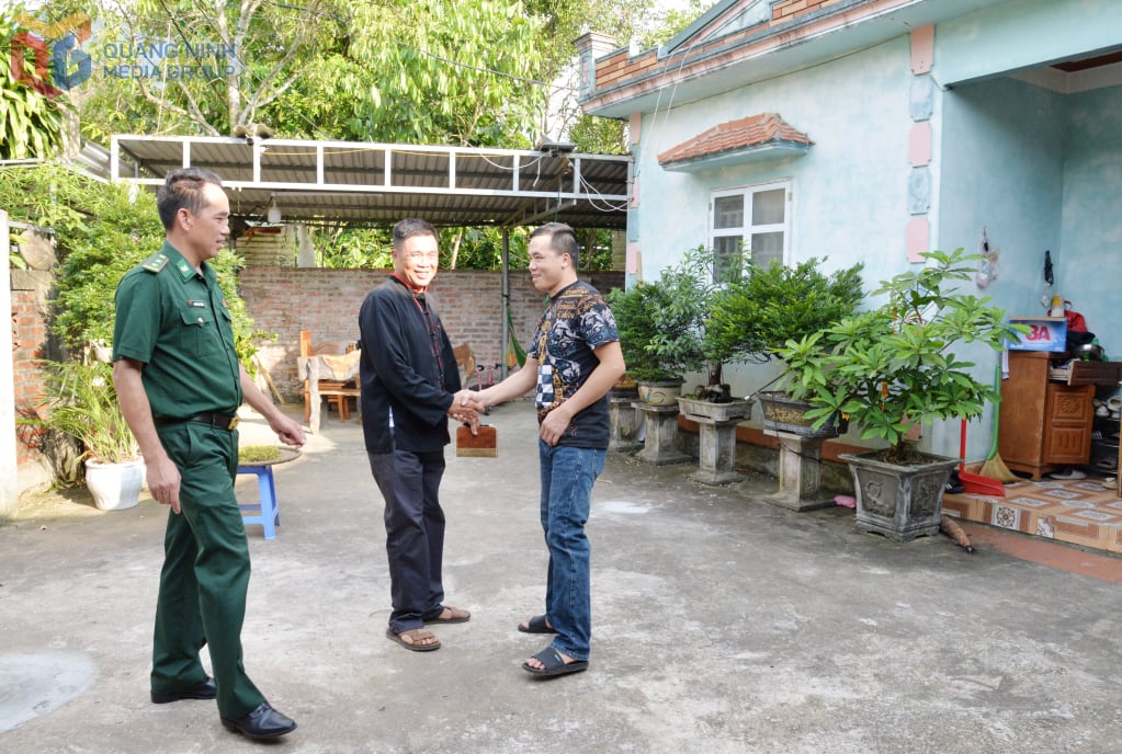 Ông Lỷ A Chặng (giữa) cùng cán bộ Đồn Biên phòng Pò Hèn nắm tình hình đời sống của người dân trong thôn.
