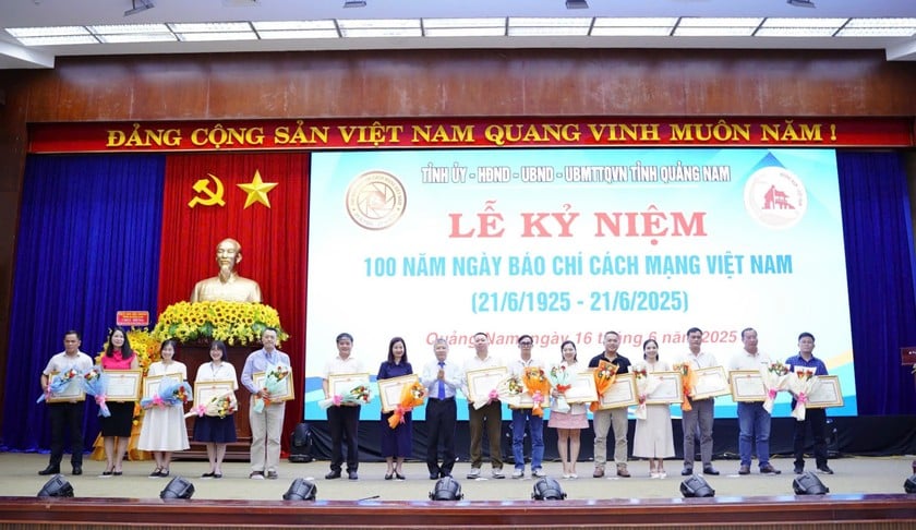 UBND tỉnh Quảng Nam vinh danh các tập thể, cá nhân vì đã có thành tích xuất sắc trong công tác tuyên truyền, thông tin thời sự trên địa bàn tỉnh.