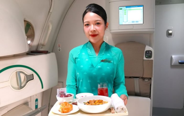 tiep-vien-vietnam-airlines-phuc-vu-suat-an-dac-biet-voi-man-hau-son-la-nong-san-dat-chuan-vietgap-trong-chien-dich-quang-ba-am-thuc-vung-mien-tren-khong.jpg