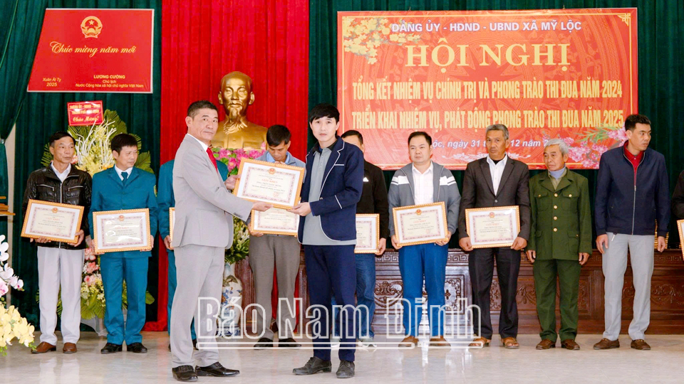 Lãnh đạo xã Mỹ Lộc trao tặng giấy khen cho anh Trần Ngọc Hùng, Trưởng thôn La Chợ vì có thành tích tiêu biểu trong công tác năm 2024.