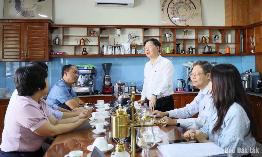The monitoring team listened to the company's report on the project.