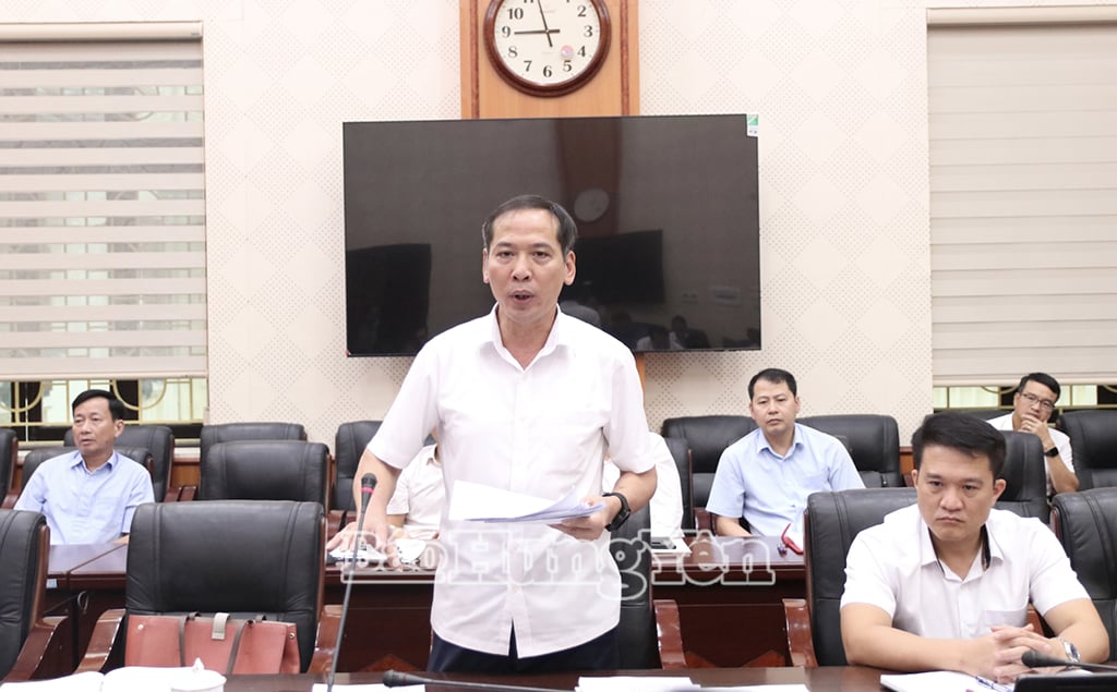 Giám đốc Sở Tài chính Nguyễn Đức Tải trình các báo cáo, dự thảo nghị quyết, dự thảo quyết địnhtại phiên họp