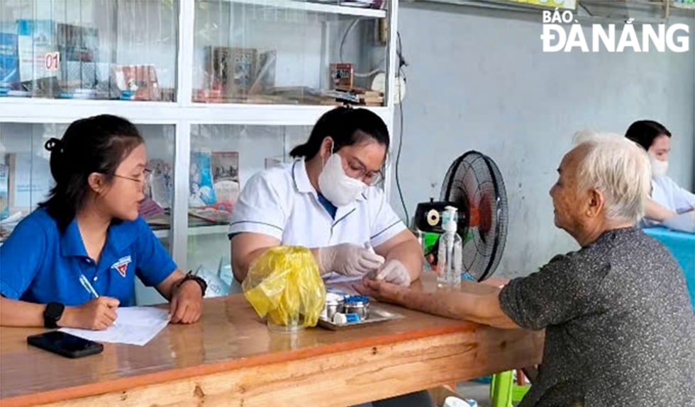 Hội Người cao tuổi phường Nại Hiên Đông (quận Sơn Trà) phối hợp Trạm Y tế tổ chức khám sức khỏe định kỳ năm 2025 cho người cao tuổi. Ảnh: THIÊN AN