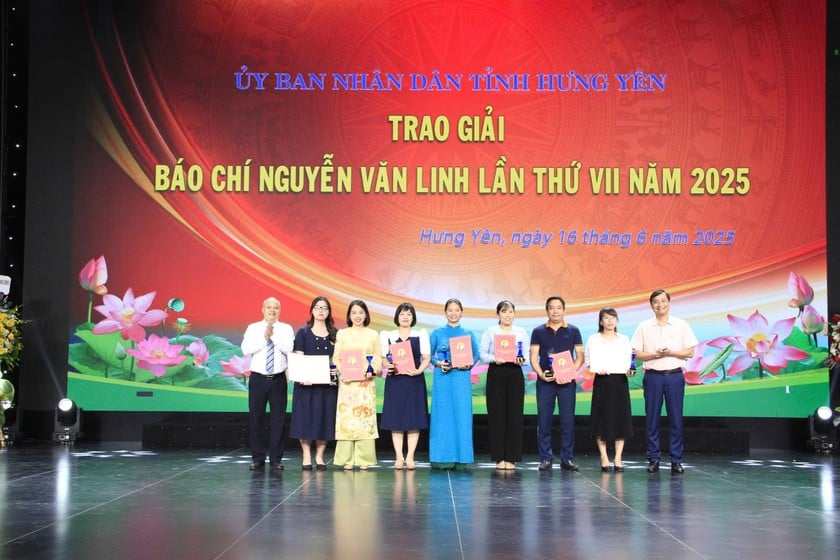 Các tác giả, nhóm tác giả đoạt giải báo chí Nguyễn Văn Linh lần thứ VII.