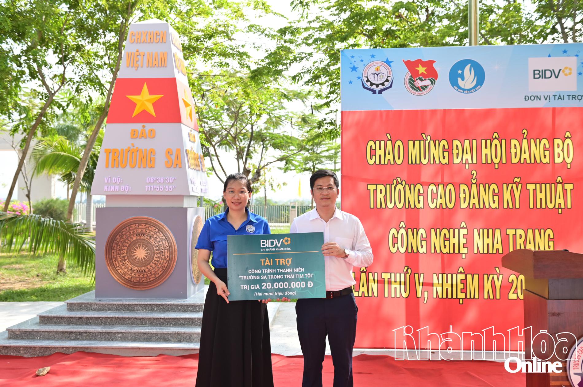 Le représentant de BIDV Khanh Hoa a présenté au syndicat scolaire le symbole de parrainage de 20 millions de VND pour réaliser des projets pour les jeunes.