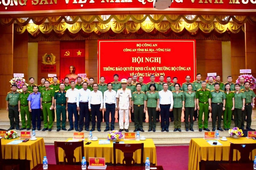Các đại biểu chúc mừng Thiếu tướng Vũ Như Hà, tân Giám đốc công an tỉnh Tây Ninh. Hình: CAT