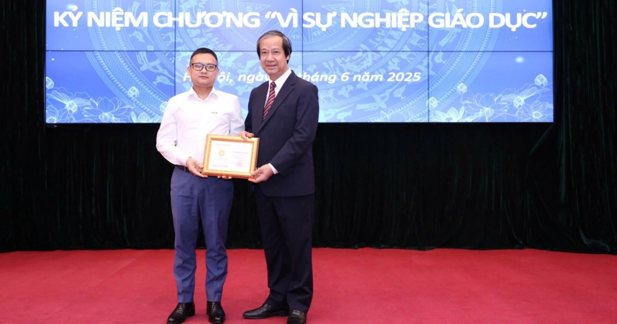 Báo Dân trí nhận kỷ niệm chương "Vì sự nghiệp giáo dục"