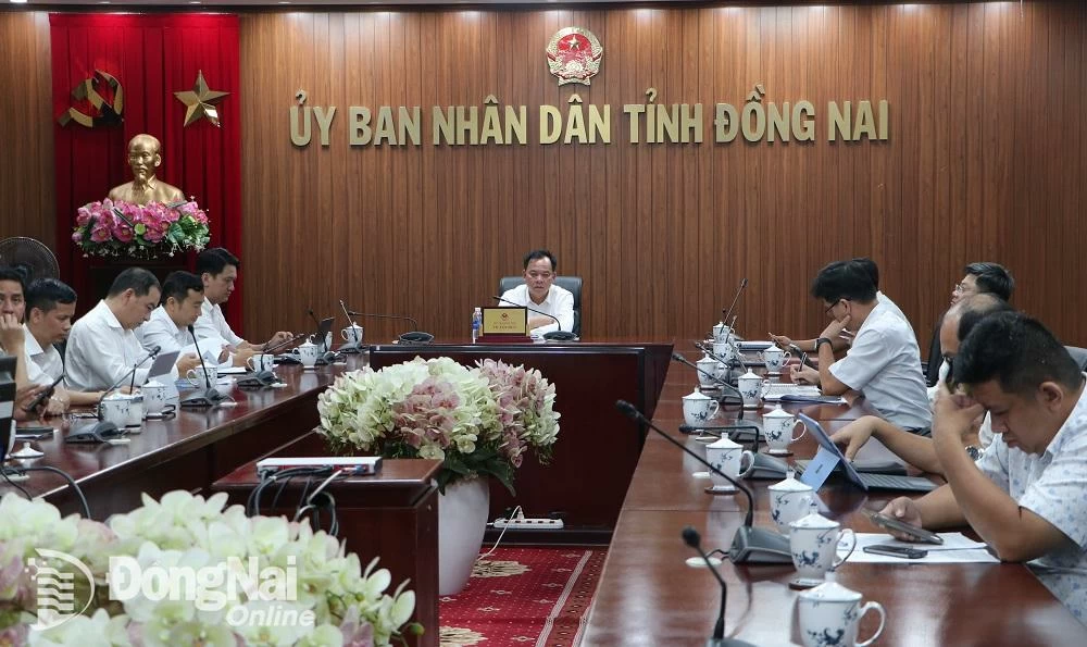 ប្រធានគណៈកម្មាធិការប្រជាជនខេត្ត លោក Vo Tan Duc បានអញ្ជើញជាអធិបតីក្នុងកិច្ចប្រជុំការងារនៅស្ពានគណៈកម្មាធិការប្រជាជនខេត្ត។ រូបថត៖ Pham Tung