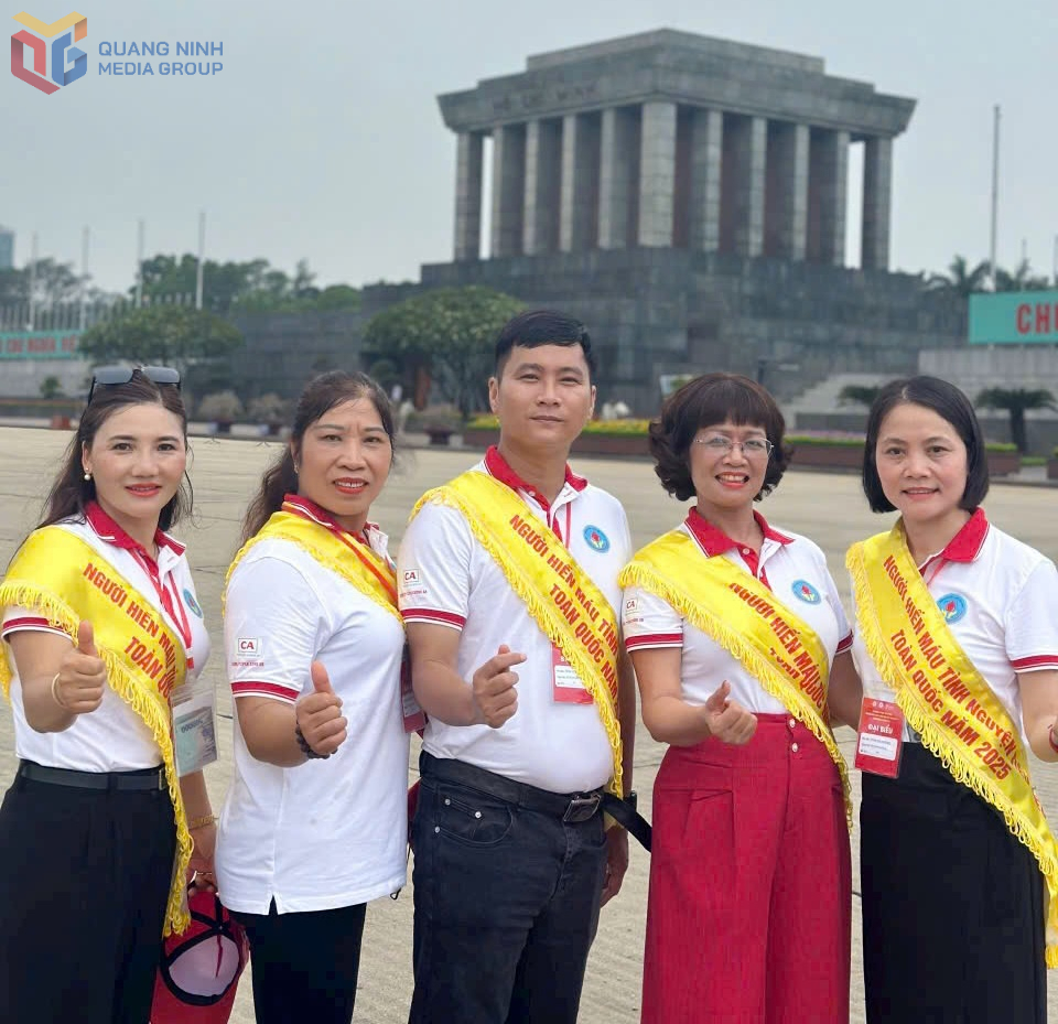 Frau Tran Thi Minh (2. von links), Mitglied des freiwilligen Blutspendeclubs des Bezirks Bai Chay (Ha Long City), besuchte mit Delegierten im Juni 2025 das Mausoleum von Präsident Ho Chi Minh.