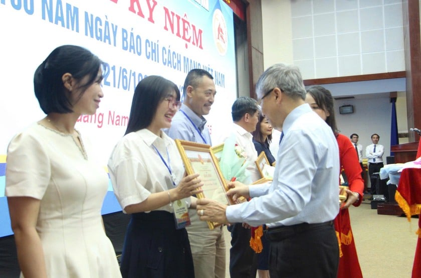 Nhà báo Vũ Vân Anh, đại diện Văn phòng Báo Pháp luật Việt Nam tại TP Đà Nẵng nhận bằng khen của UBND tỉnh Quảng Nam.