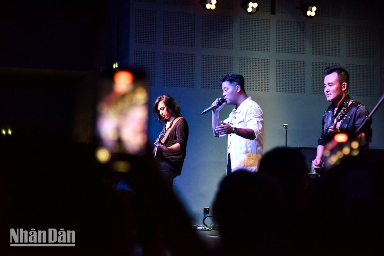 buc-tuong-band-tai-phap-10.jpg