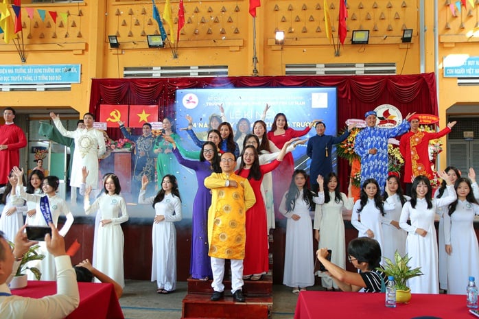 Nhiều thế hệ học sinh tề tựu trong ngày truyền thống Trường Ten Lơ Man- Ảnh 1.