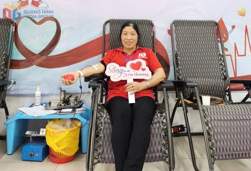 Frau Tran Thi Minh nahm im März 2025 an einer freiwilligen Blutspende im Bai Chay Krankenhaus teil.