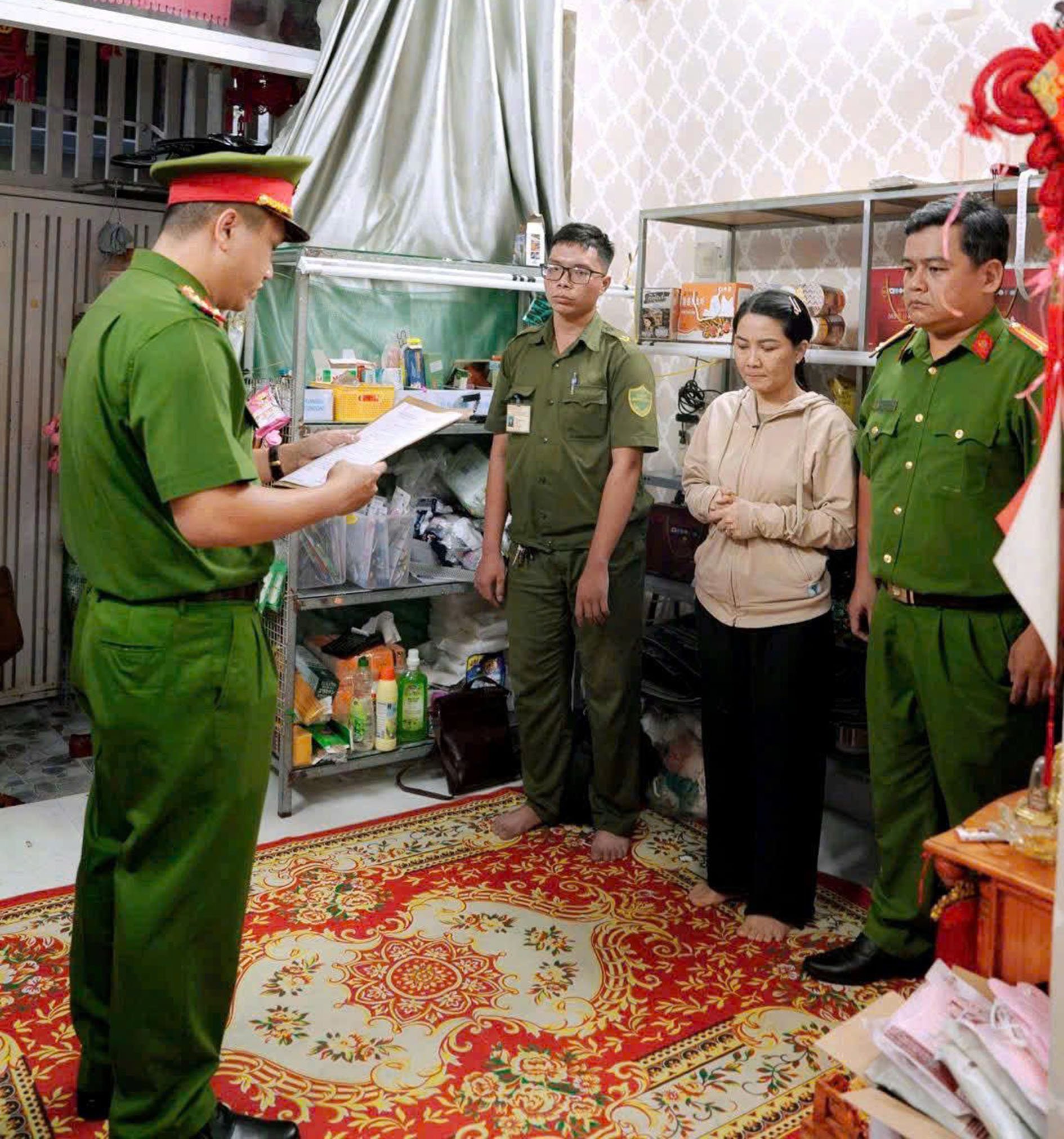 Cơ quan cảnh sát điều tra, Công an tỉnh Bà Rịa-Vũng Tàu đọc lệnh khám xét địa chỉ kinh doanh của bà T.T.L.Th (phường Thắng Nhì, TP.Vũng Tàu)
