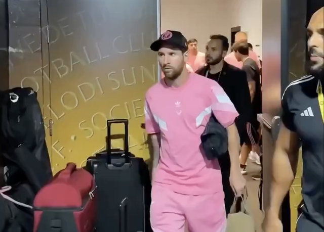 Vệ sĩ riêng bất ngờ xuất hiện, Messi ngó lơ fan cuồng Ronaldo tại Club World Cup - Ảnh 1.
