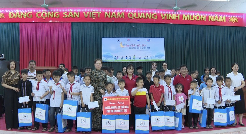Các phần quà được trao cho trẻ em khuyết tật tại địa bàn tỉnh Tuyên Quang