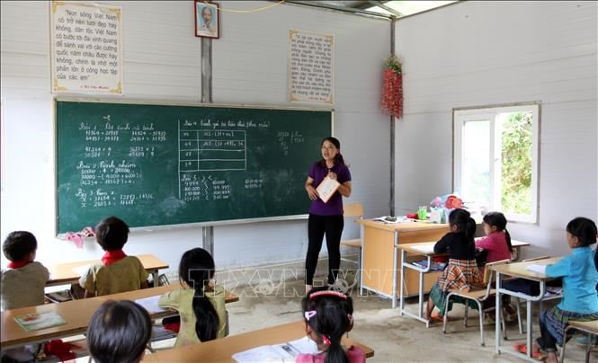 Một giờ học của các em học sinh lớp 4 tại phân hiệu Hồng Ngài (Trường Tiểu học Y Tý), xã Hồng Ngài (Bát Xát). Ảnh tư liệu: Quốc Khánh/TTXVN