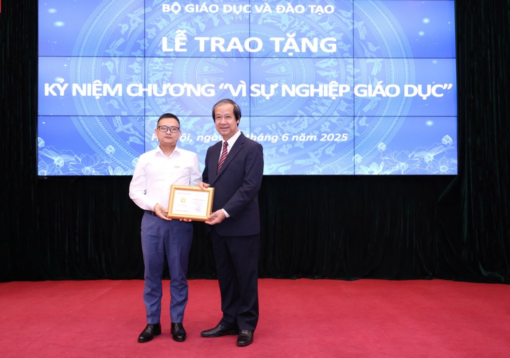 Báo Dân trí nhận kỷ niệm chương Vì sự nghiệp giáo dục - 1