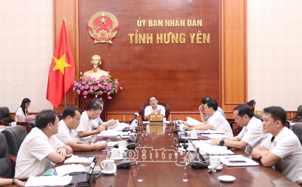 Chủ tịch UBND tỉnh Trần Quốc Văn điều hành phiên họp