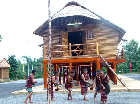 ប្រឹក្សាជួសជុលបន្ទាន់ ផ្ទះវែងជនជាតិចោ ស្រុក Vinh Cuu