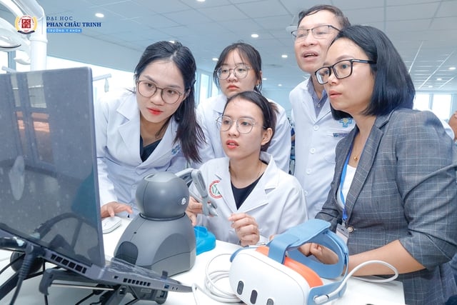 Trường ĐH Phan Châu Trinh tiên phong ứng dụng AI và công nghệ sinh học y khoa
- Ảnh 3.