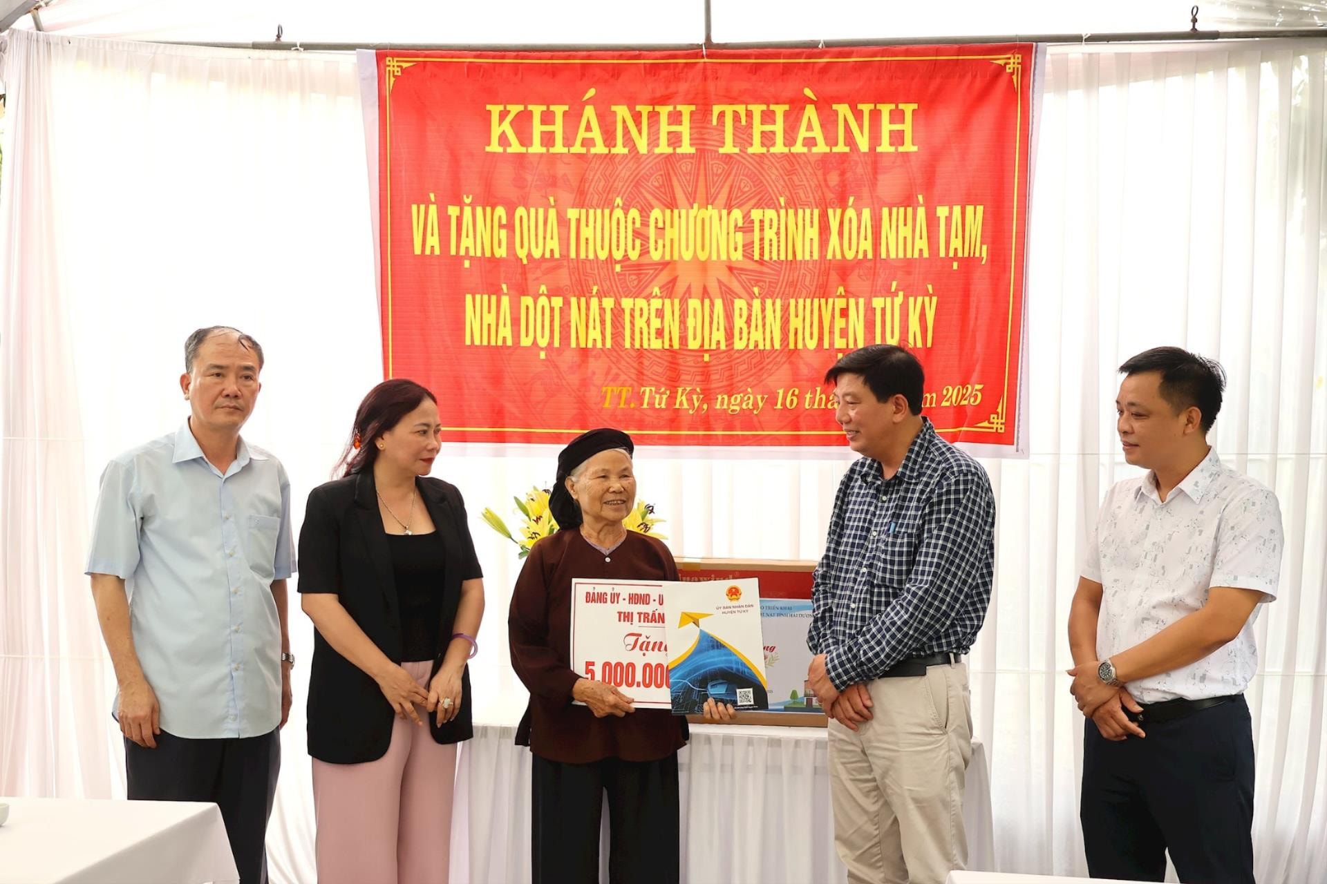 សមមិត្ត Nguyen Quang Phuc បានប្រគល់អំណោយដល់គ្រួសារចំនួន ៣ នៅ Tu Ky ដែលបានទទួលជំនួយសាងសង់ និងជួសជុលផ្ទះ។