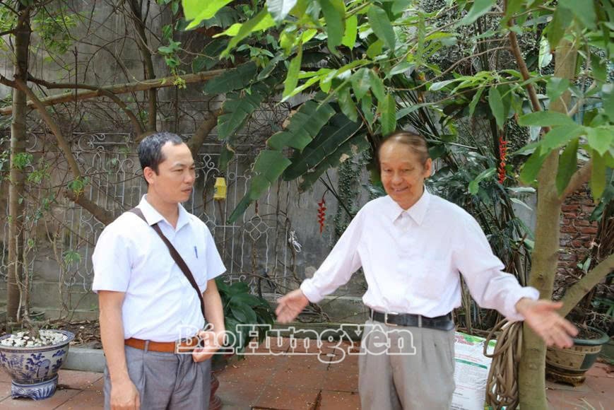 Nhà văn Nguyễn Phúc Lai, nguyên Giám đốc Sở Văn hóa, thể thao và Du lịch Hưng Yên, một trong những người đầu tiên làm biên tập tại đài (người bên phải cùng tác giả bài viết) (ảnh Phạm Thành)