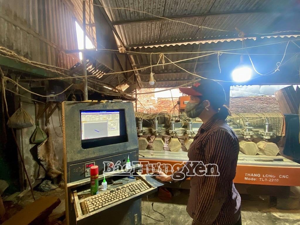 La aplicación de tecnología de la información en la producción en la aldea de carpintería Mao Chinh, comuna de Duong Quang (ciudad de My Hao), ayuda a aumentar la productividad y la calidad del producto.