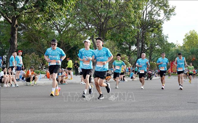 12.000 vận động viên tranh tài tại giải chạy VnExpress Marathon Quy Nhơn 2025 - Ảnh 1.