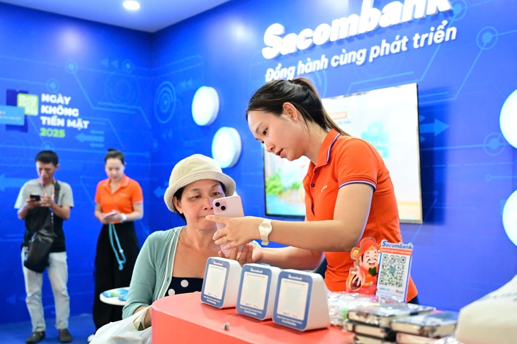 วิทยากรประกาศการเงินของ Sacombank ดึงดูดผู้ค้าในเทศกาล Ting Ting Day 2025