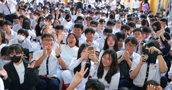 Many generations of students gathered on the traditional day of Ten Lo Man School