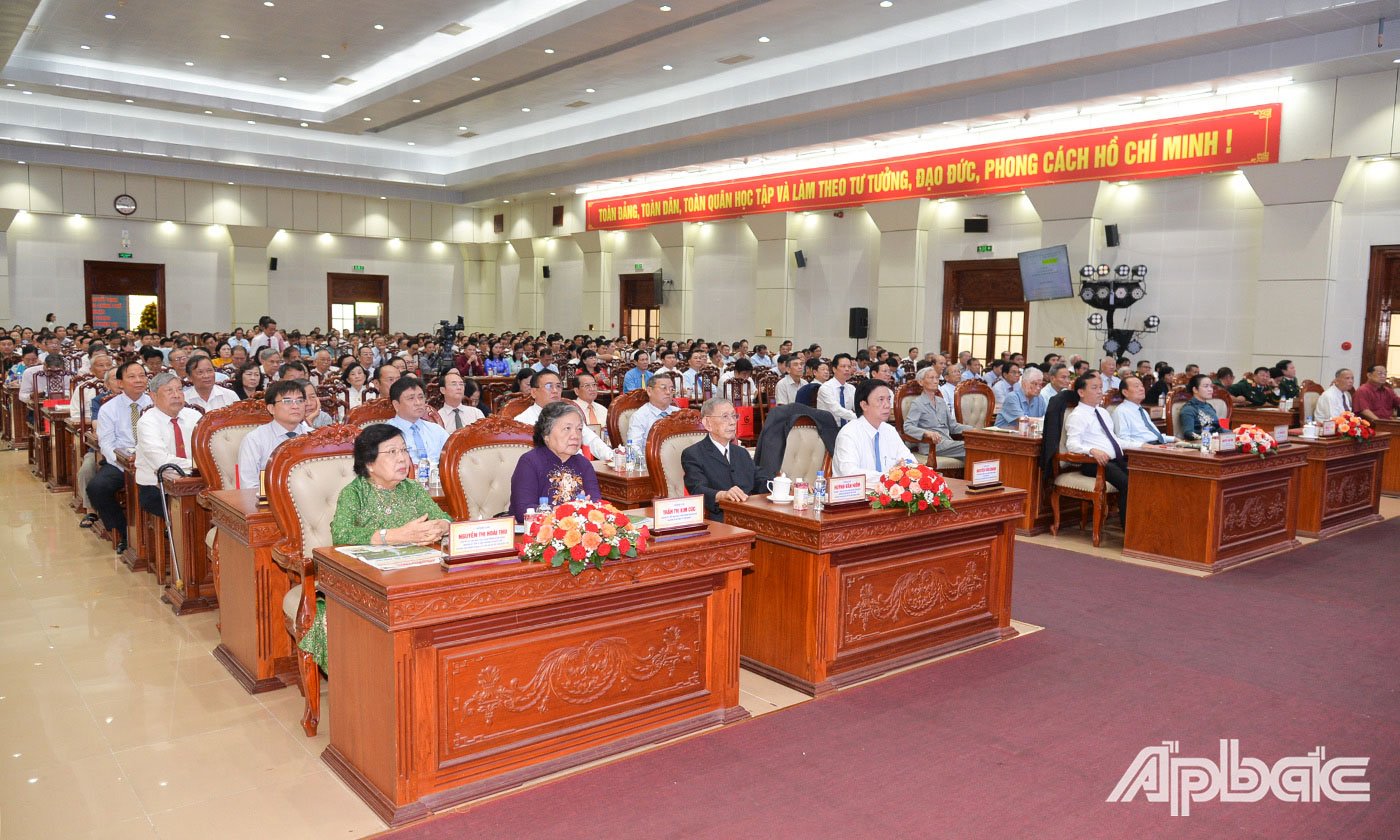 Các đồng chí lãnh đạo, các vị khách quý, cộng đồng doanh nghiệp... tham dự buổi lễ.