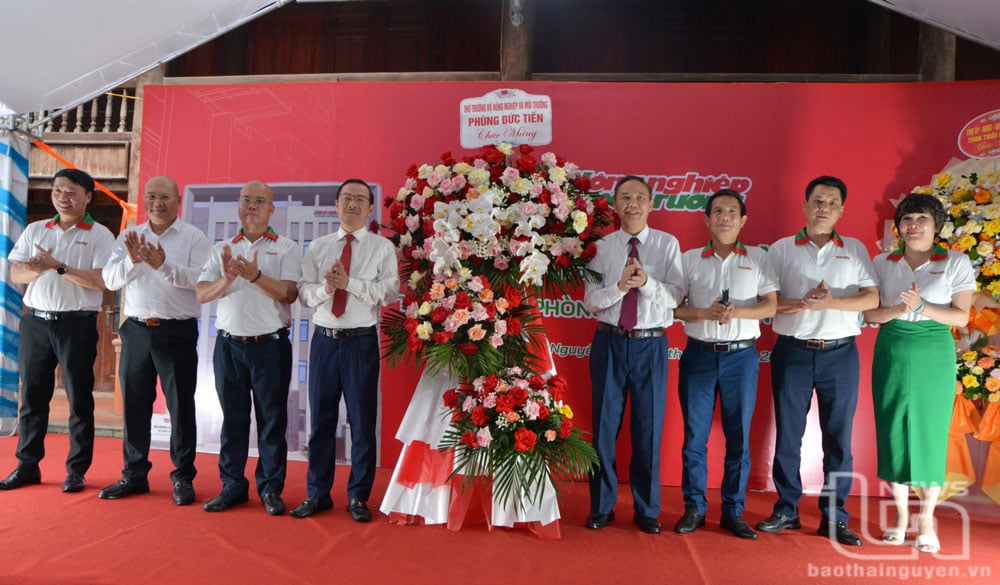 Thứ trưởng Bộ Nông nghiệp và Môi trường Phùng Đức Tiến chúc mừng Báo Nông nghiệp và Môi trường nhân dịp khánh thành trụ sở Văn phòng đại diện tại Thái Nguyên.