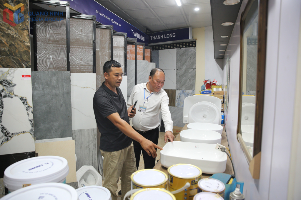 កម្មាភិបាលឃុំ Hiep Hoa បានពង្រឹងទំនាក់ទំនងជិតស្និទ្ធជាមួយមូលដ្ឋាន ទាំងការក្តាប់ស្ថានការណ៍សង្គម ផ្សព្វផ្សាយ និងលើកទឹកចិត្ត ដើម្បីឱ្យប្រជាជន និងធុរកិច្ចមានអារម្មណ៍សុខដុមរមនា និងរួបរួមជាមួយរដ្ឋាភិបាលក្នុងការអនុវត្តការងារអភិវឌ្ឍន៍សេដ្ឋកិច្ចសង្គមឱ្យបានល្អក្នុងដំណាក់កាលថ្មី។