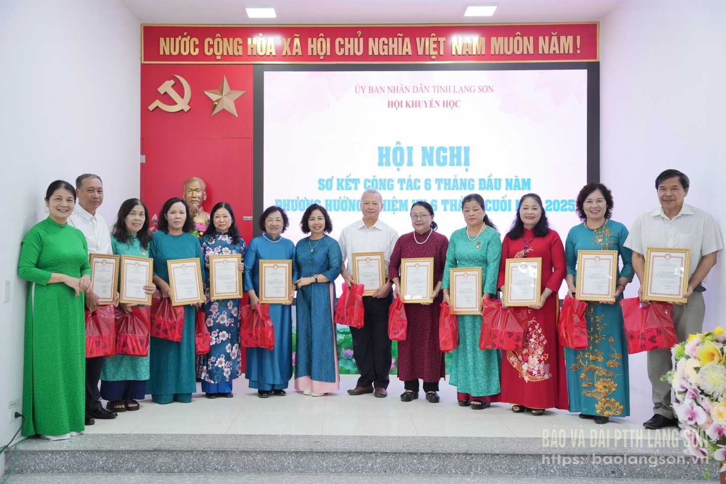 Lãnh đạo Hội Khuyến học tỉnh trao bảng vàng khuyến học cho các cá nhân 