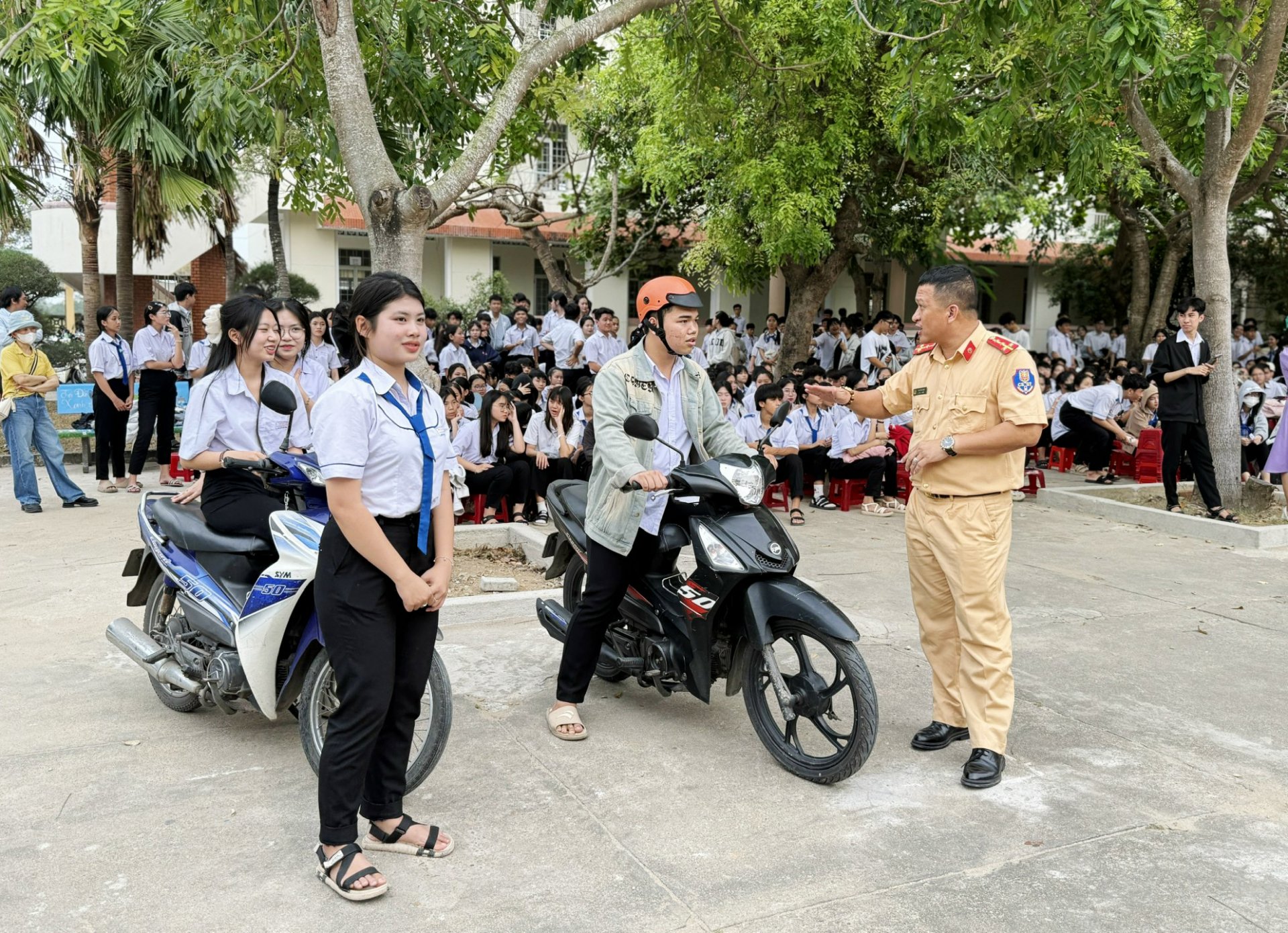 Những tháng đầu năm, Phòng cảnh sát giao thông tăng cường công tác tuyên truyền, giáo dục kiến thức, kỹ năng tham gia giao thông an toàn nhằm nâng cao ý thức tự giác chấp hành pháp luật của người tham gia giao thông. ảnh: NGÔ XUÂN