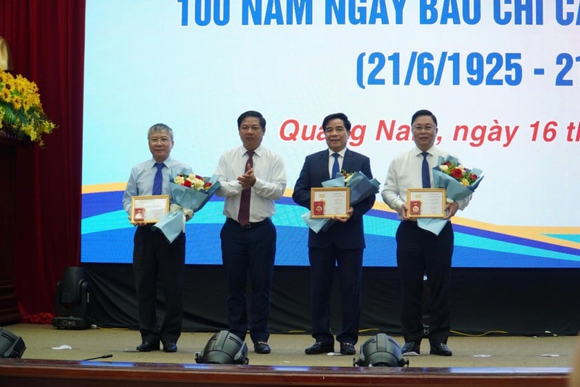 Lãnh đạo tỉnh Quảng Nam được trao Kỷ niệm chương &quot;Vì sự nghiệp báo chí Việt Nam&quot;.