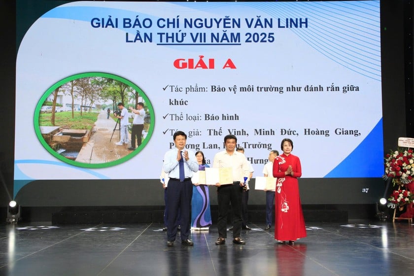 Ban Tổ chức Giải báo chí Nguyễn Văn Linh trao giải A cho các tác giả, nhóm tác giả có tác phẩm đoạt giải.