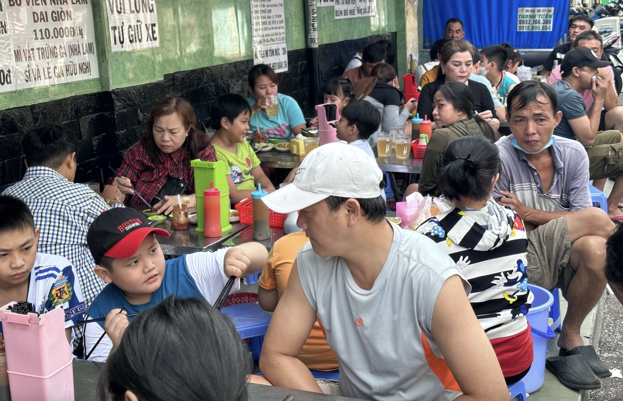 Quán bún bò 10.000 đồng, quán hủ tiếu 15.000 đồng… nổi tiếng TP.HCM: Có tăng giá không? - Ảnh 1.