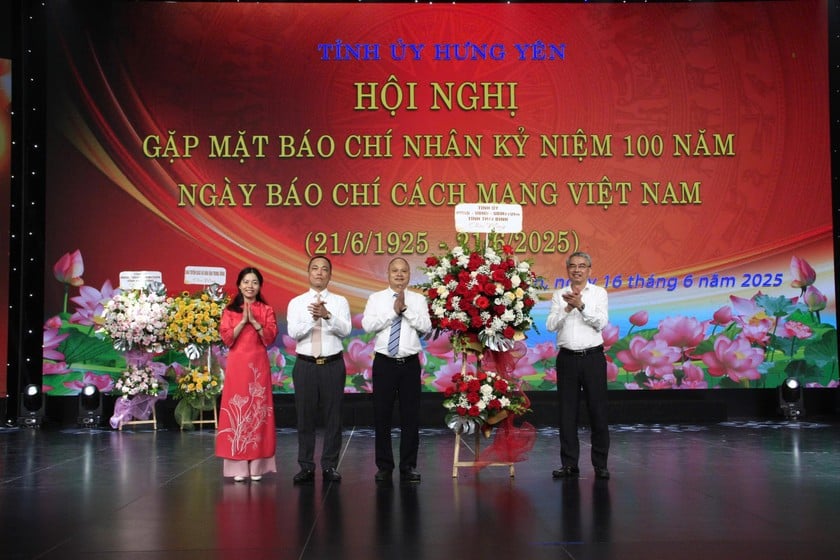 Trưởng Ban Tuyên giáo và Dân vận Tỉnh ủy Thái Bình Phạm Đồng Thuỵ tặng hoa chúc mừng.