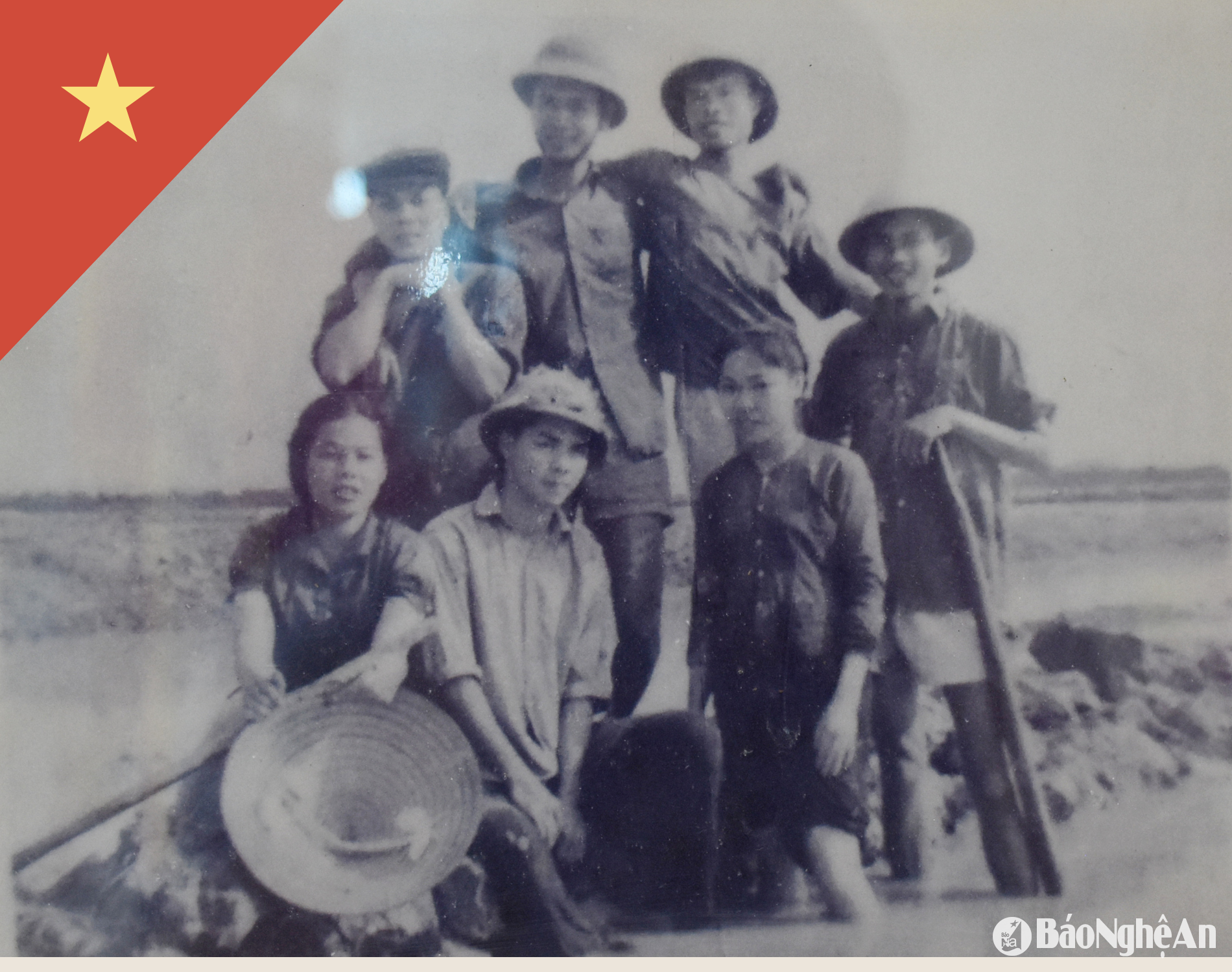 Cán bộ, phóng viên Báo Nghệ An giúp dân làm thuỷ lợi năm 1964. Ảnh tư liệu Thanh Hảo