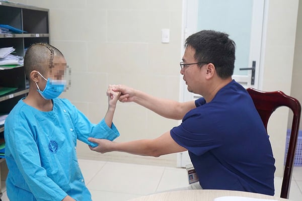 Sau phẫu thuật bệnh nhi hồi phục tốt, tỉnh táo, vận động tứ chi gần như bình thường và đã xuất viện. 