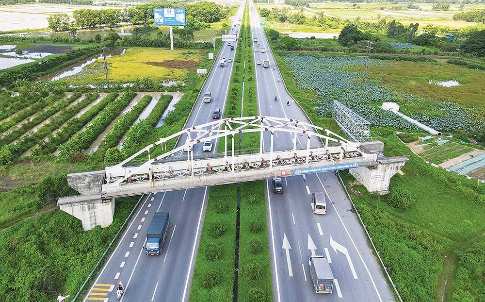 An unfinished railway bridge on the Yen Vien - Pha Lai - Ha Long - Cai Lan railway route.