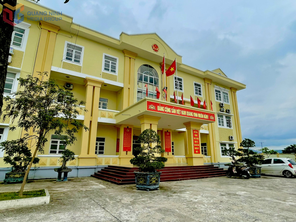 បន្ទាប់ពីការរួមបញ្ចូលគ្នា គណៈកម្មាធិការបក្ស ក្រុមប្រឹក្សាប្រជាជន និងទីស្នាក់ការគណៈកម្មាធិការប្រជាជននៃសង្កាត់ Hiep Hoa នឹងតាំងនៅទីស្នាក់ការបច្ចុប្បន្ននៃឃុំ Hiep Hoa។
